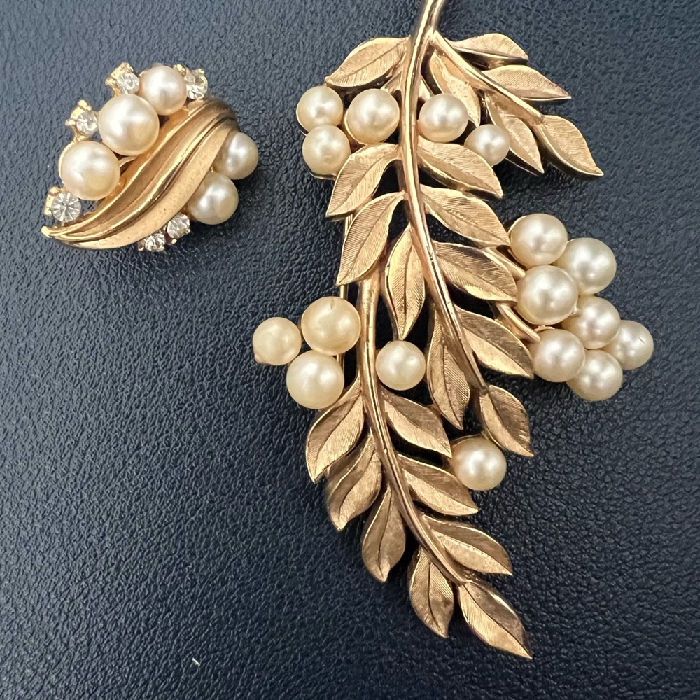 Signed Trifari Vintage Gold Tone Metal Leaf Brooch with Faux Pearls + 1 earring - Picture 3 of 8